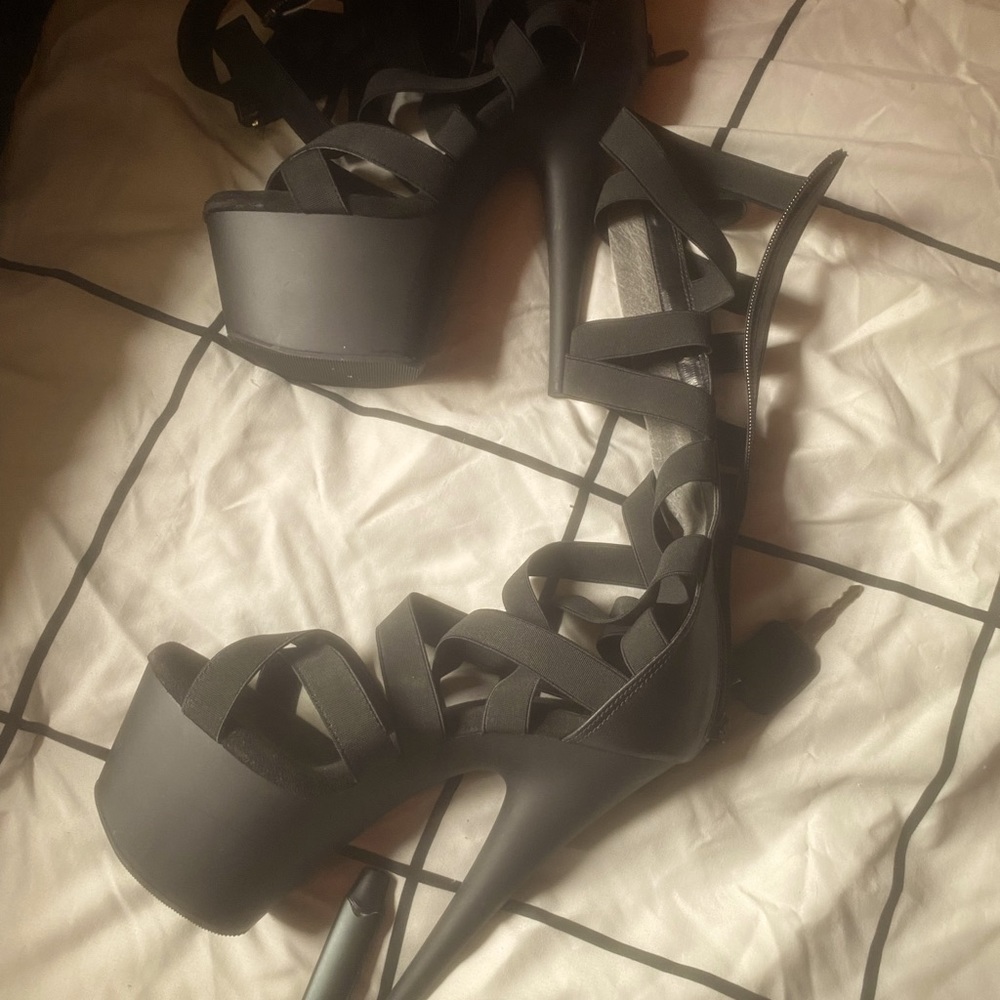Size 8 strap up pleasers